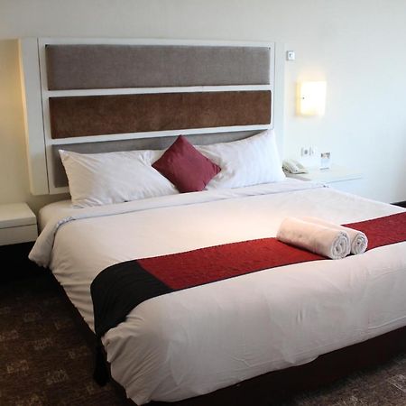 Hotel President Executive Club à Cikarang Extérieur photo