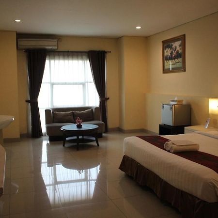 Hotel President Executive Club à Cikarang Extérieur photo