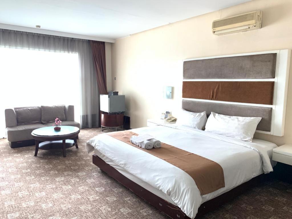 Hotel President Executive Club à Cikarang Extérieur photo
