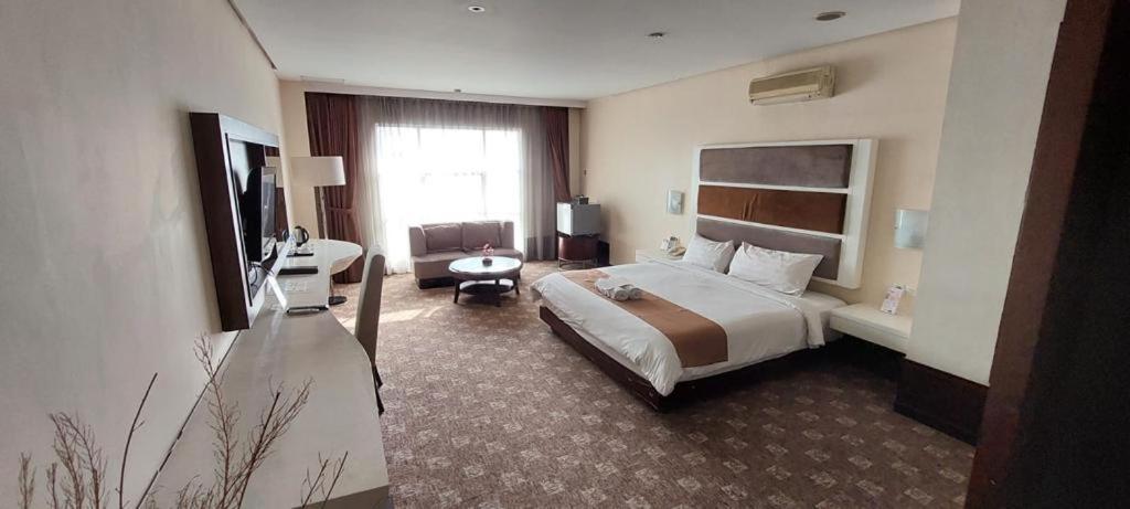 Hotel President Executive Club à Cikarang Extérieur photo