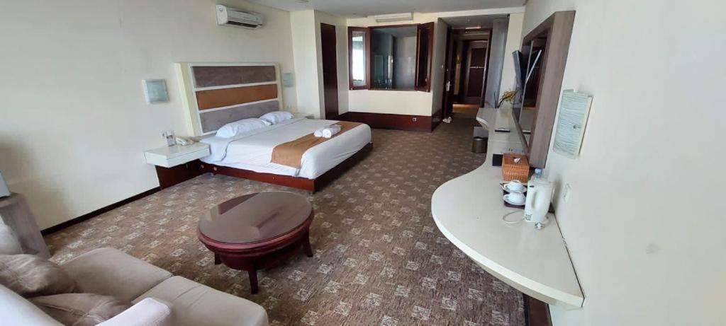 Hotel President Executive Club à Cikarang Extérieur photo