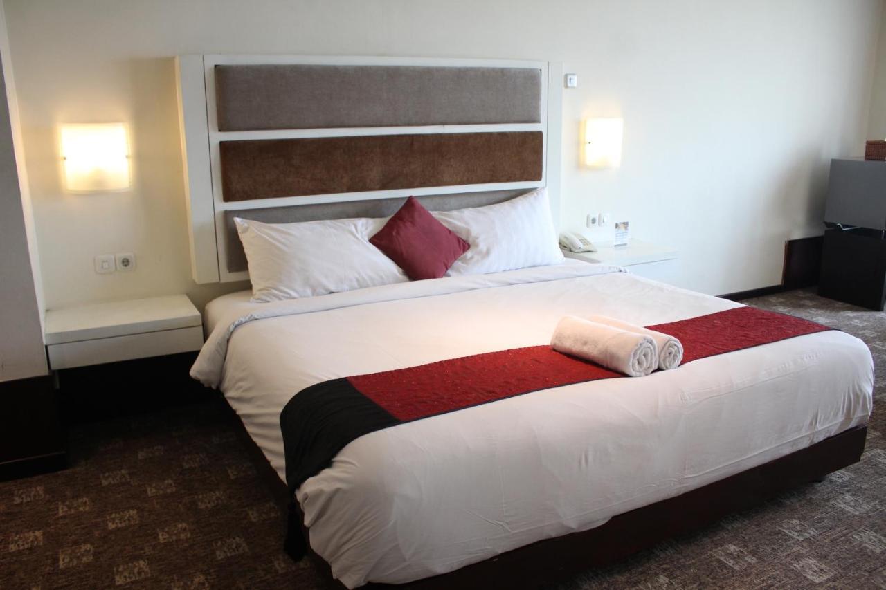 Hotel President Executive Club à Cikarang Extérieur photo