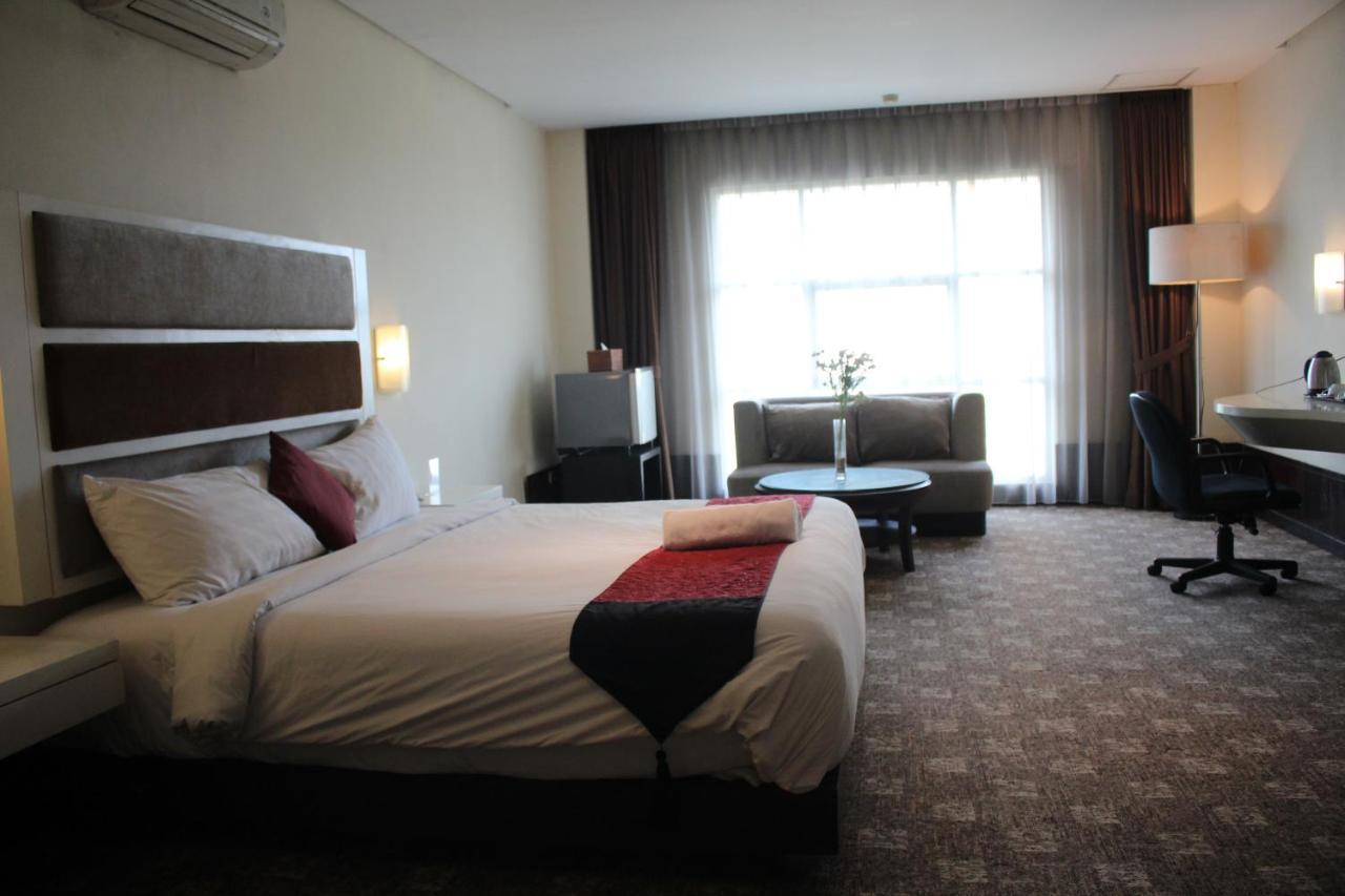 Hotel President Executive Club à Cikarang Extérieur photo