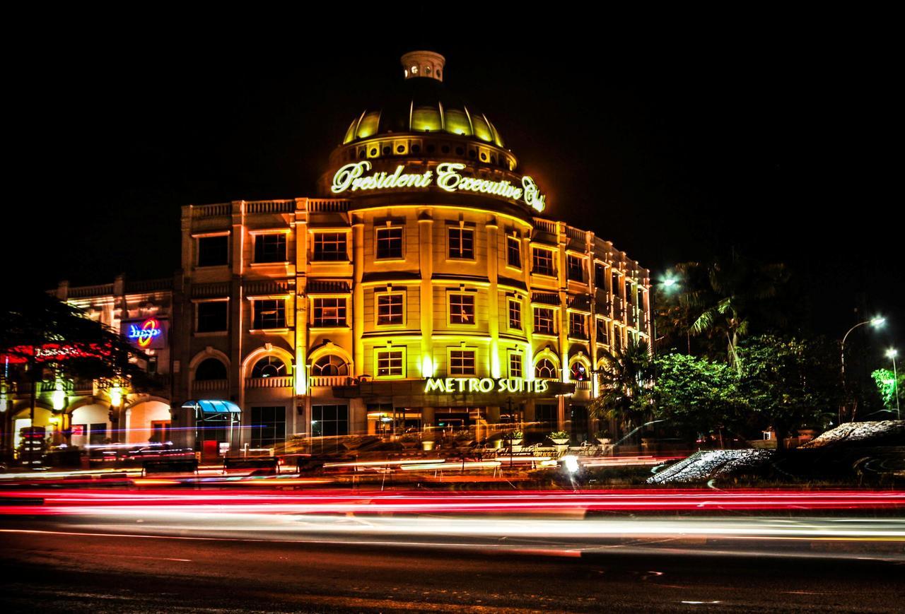 Hotel President Executive Club à Cikarang Extérieur photo