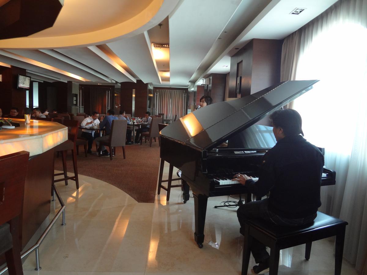 Hotel President Executive Club à Cikarang Extérieur photo