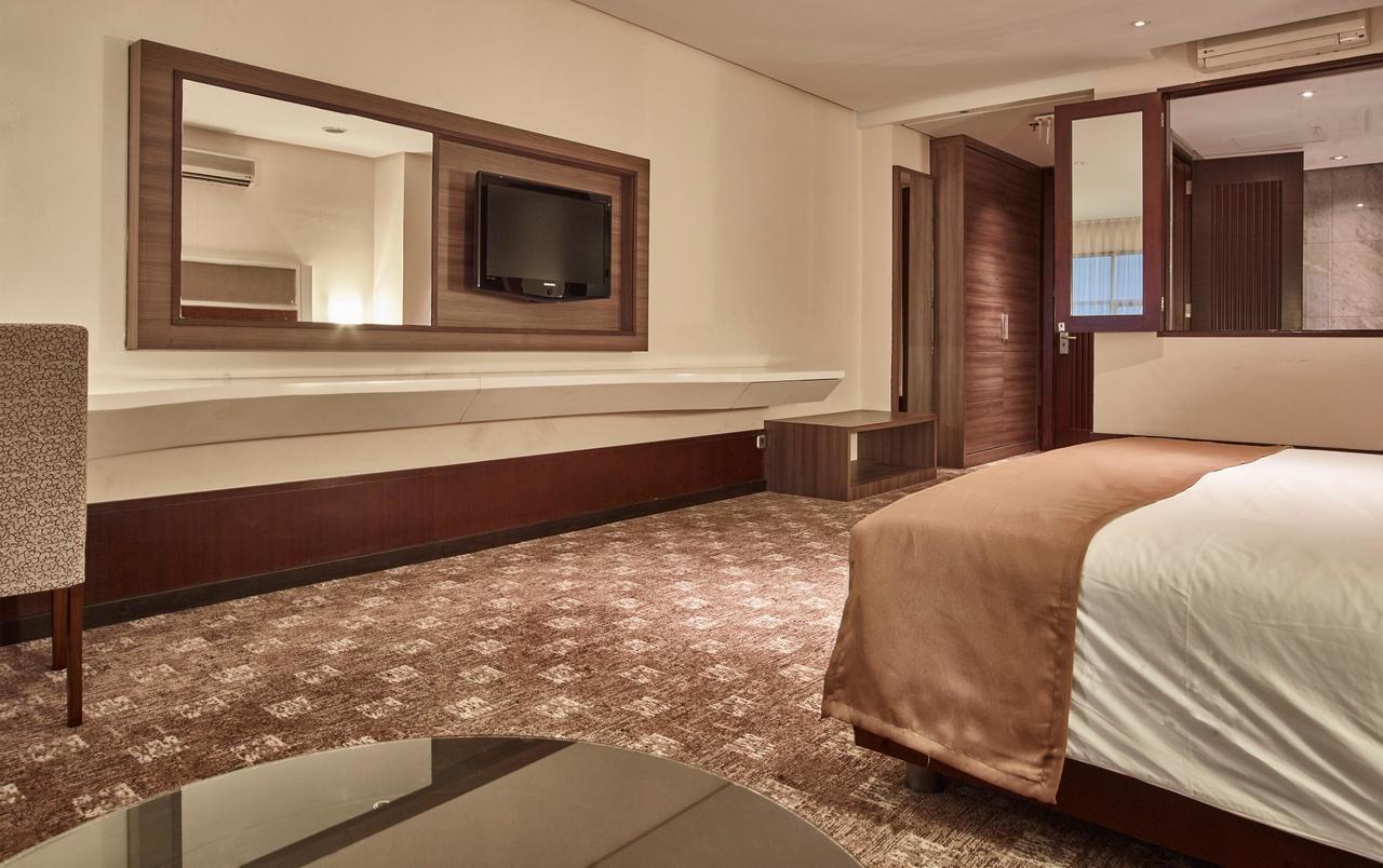 Hotel President Executive Club à Cikarang Extérieur photo