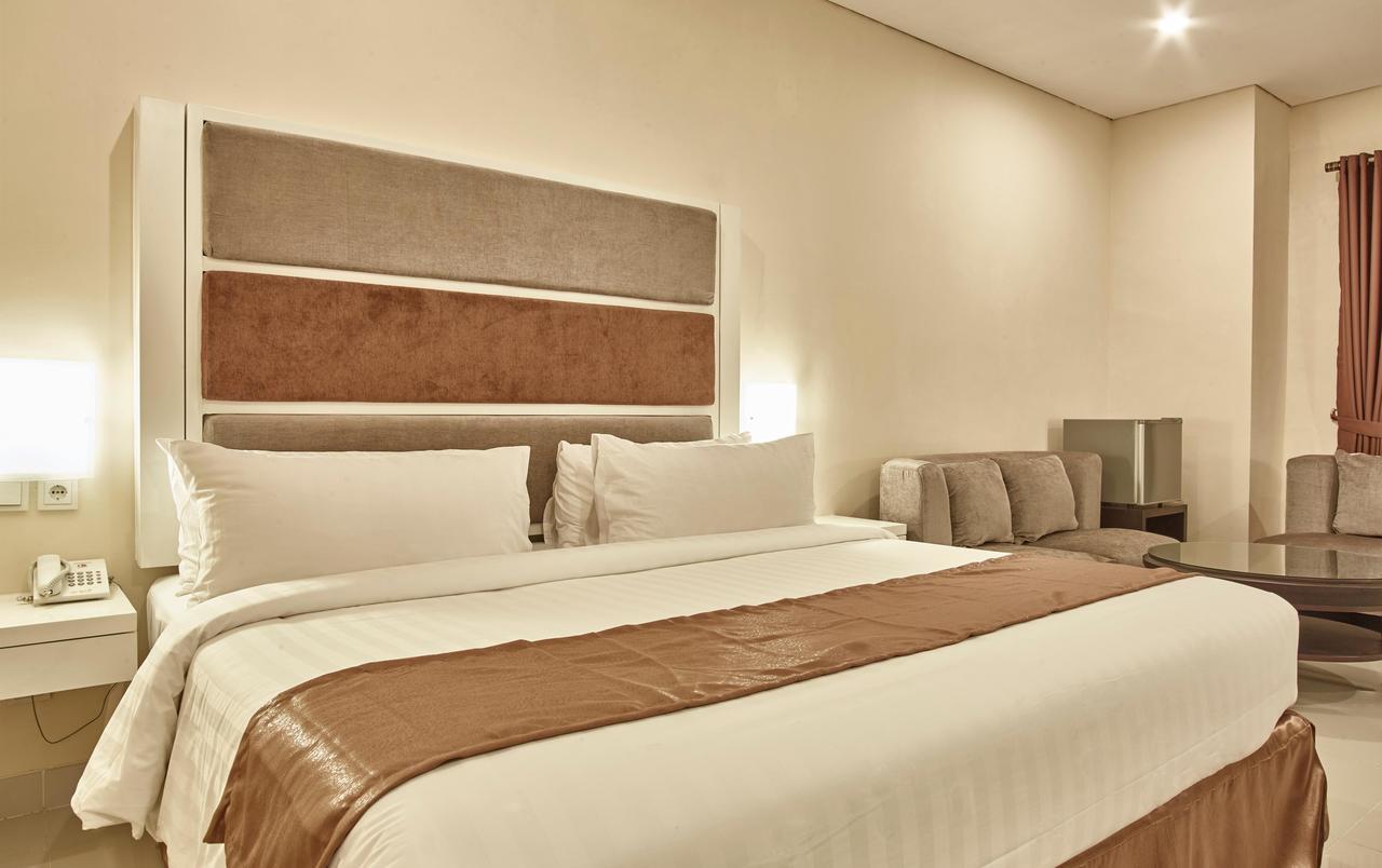 Hotel President Executive Club à Cikarang Extérieur photo