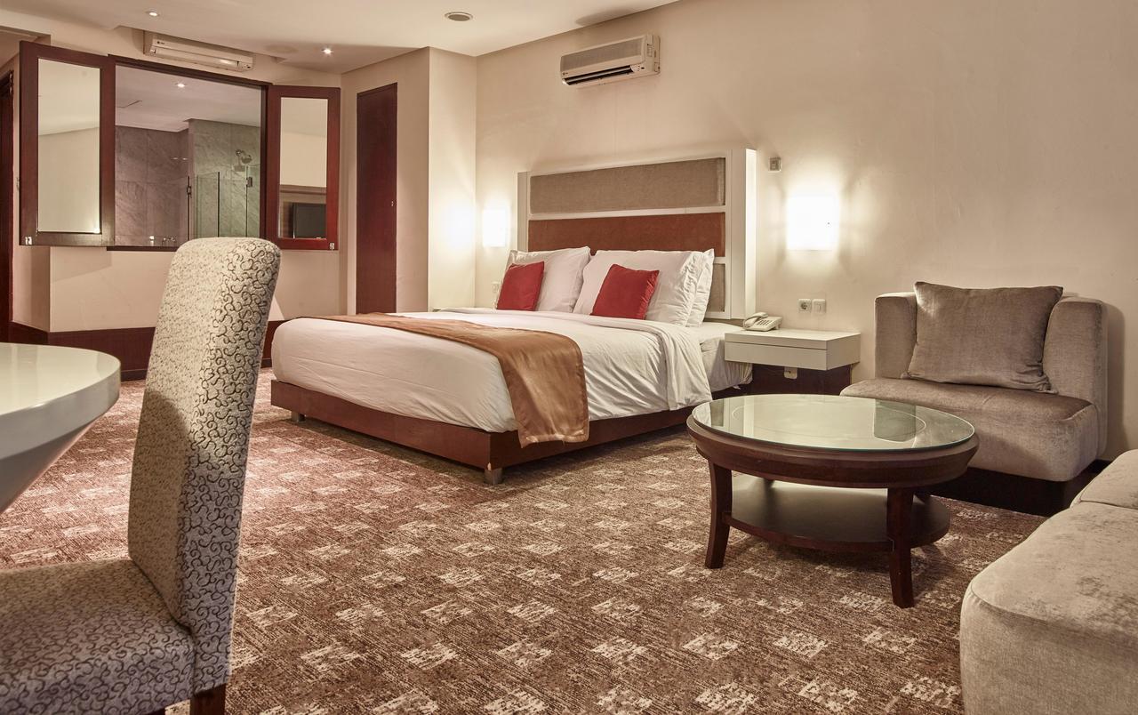 Hotel President Executive Club à Cikarang Extérieur photo