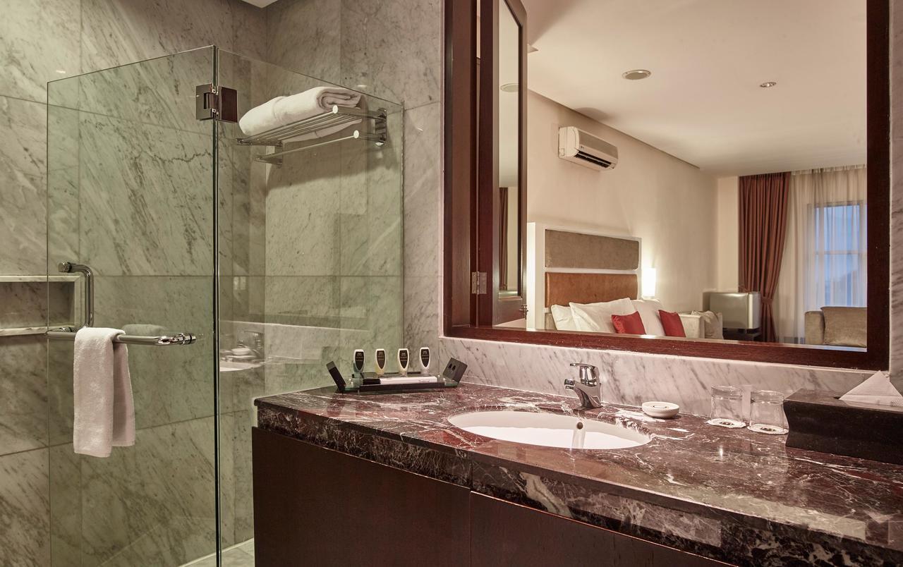 Hotel President Executive Club à Cikarang Extérieur photo