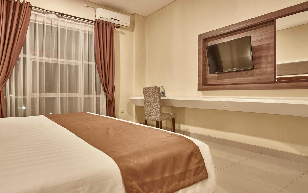 Hotel President Executive Club à Cikarang Extérieur photo