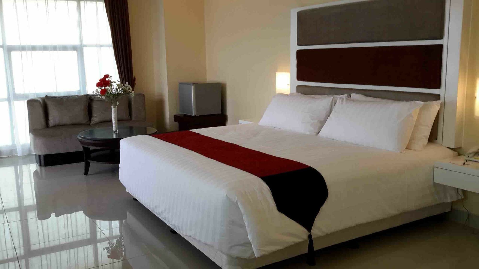 Hotel President Executive Club à Cikarang Extérieur photo