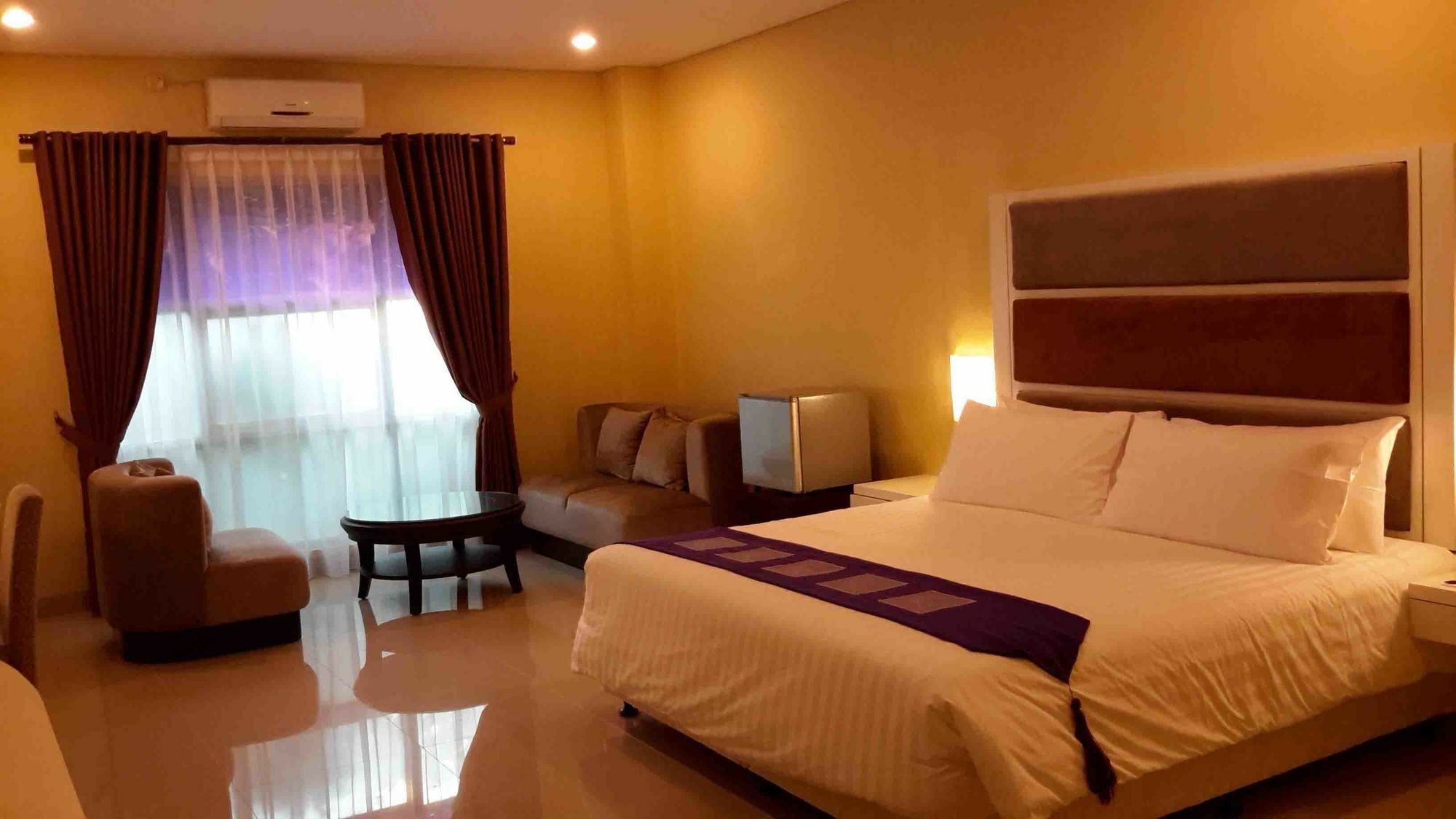 Hotel President Executive Club à Cikarang Extérieur photo