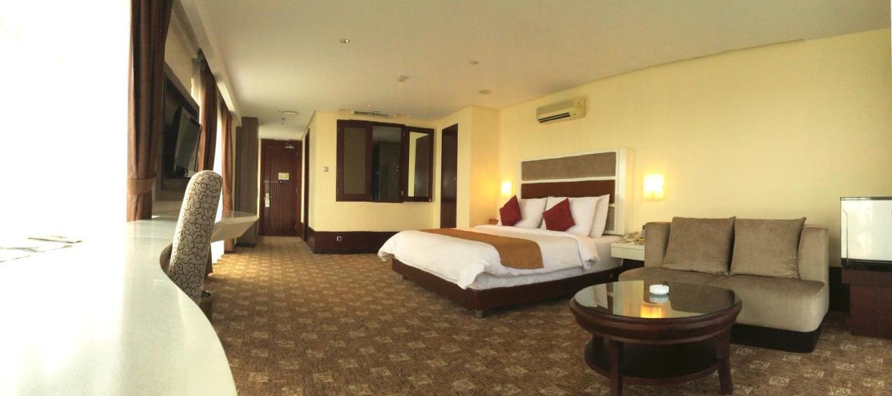 Hotel President Executive Club à Cikarang Extérieur photo