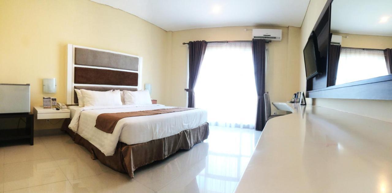Hotel President Executive Club à Cikarang Extérieur photo